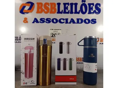 LOTE 204 - 02 GARRAFAS TÉRMICAS, SENDO 01 COM A TAMPA NO FORMATO DE XÍCARA. (NOVO) (NO ESTADO) ATENÇÃO! FAZER A VISITAÇÃO ANTES DE ARREMATAR, NÃO SABEMOS SE FUNCIONA. LEILÃO NÃO TEM GARANTIA E NEM DEVOLUÇÃO, SUJEITO A POSSÍVEIS AVARIAS VISÍVEIS/OCULTAS E/OU AUSÊNCIA DE COMPONENTES.