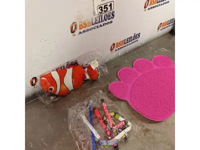 LOTE 351 - 01 LOTE COM COLEIRAS AJUSTÁVEIS E BRINQUEDOS PARA GATOS E 01 TAPETE. (NOVO) (NO ESTADO) ATENÇÃO! FAZER A VISITAÇÃO ANTES DE ARREMATAR, NÃO SABEMOS SE FUNCIONA. LEILÃO NÃO TEM GARANTIA E NEM DEVOLUÇÃO, SUJEITO A POSSÍVEIS AVARIAS VISÍVEIS/OCULTAS E/OU AUSÊNCIA DE COMPONENTES.