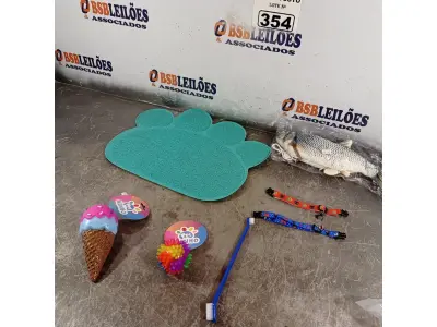 LOTE 354 - 01 LOTE COM COLEIRAS AJUSTÁVEIS E BRINQUEDOS PARA CÃES E GATOS E 01 TAPETE. (NOVO) (NO ESTADO) ATENÇÃO! FAZER A VISITAÇÃO ANTES DE ARREMATAR, NÃO SABEMOS SE FUNCIONA. LEILÃO NÃO TEM GARANTIA E NEM DEVOLUÇÃO, SUJEITO A POSSÍVEIS AVARIAS VISÍVEIS/OCULTAS E/OU AUSÊNCIA DE COMPONENTES.