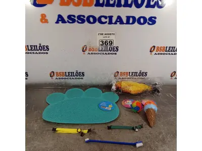 LOTE 369 - 01 LOTE COM COLEIRAS AJUSTÁVEIS E BRINQUEDOS PARA GATOS E 01 TAPETE. (NOVO) (NO ESTADO) ATENÇÃO! FAZER A VISITAÇÃO ANTES DE ARREMATAR, NÃO SABEMOS SE FUNCIONA. LEILÃO NÃO TEM GARANTIA E NEM DEVOLUÇÃO, SUJEITO A POSSÍVEIS AVARIAS VISÍVEIS/OCULTAS E/OU AUSÊNCIA DE COMPONENTES.
