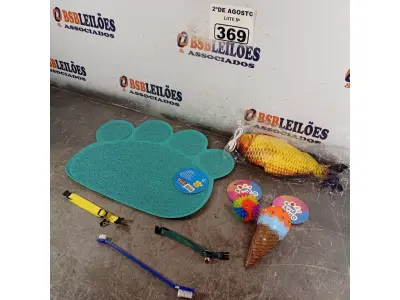 LOTE 369 - 01 LOTE COM COLEIRAS AJUSTÁVEIS E BRINQUEDOS PARA GATOS E 01 TAPETE. (NOVO) (NO ESTADO) ATENÇÃO! FAZER A VISITAÇÃO ANTES DE ARREMATAR, NÃO SABEMOS SE FUNCIONA. LEILÃO NÃO TEM GARANTIA E NEM DEVOLUÇÃO, SUJEITO A POSSÍVEIS AVARIAS VISÍVEIS/OCULTAS E/OU AUSÊNCIA DE COMPONENTES.