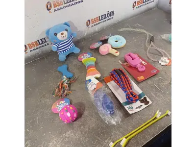 LOTE 322 - 01 LOTE COM VÁRIOS BRINQUEDOS PARA PET. (NOVO) (NO ESTADO) ATENÇÃO! FAZER A VISITAÇÃO ANTES DE ARREMATAR, NÃO SABEMOS SE FUNCIONA. LEILÃO NÃO TEM GARANTIA E NEM DEVOLUÇÃO, SUJEITO A POSSÍVEIS AVARIAS VISÍVEIS/OCULTAS E/OU AUSÊNCIA DE COMPONENTES.