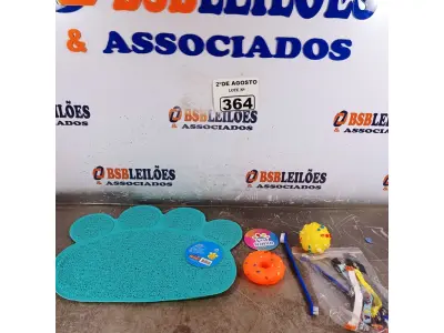 LOTE 364 - 01 LOTE COM 05 COLEIRAS AJUSTÁVEIS, BRINQUEDOS PARA GATOS E 01 TAPETE. (NOVO) (NO ESTADO) ATENÇÃO! FAZER A VISITAÇÃO ANTES DE ARREMATAR, NÃO SABEMOS SE FUNCIONA. LEILÃO NÃO TEM GARANTIA E NEM DEVOLUÇÃO, SUJEITO A POSSÍVEIS AVARIAS VISÍVEIS/OCULTAS E/OU AUSÊNCIA DE COMPONENTES.