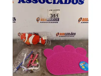 LOTE 351 - 01 LOTE COM COLEIRAS AJUSTÁVEIS E BRINQUEDOS PARA GATOS E 01 TAPETE. (NOVO) (NO ESTADO) ATENÇÃO! FAZER A VISITAÇÃO ANTES DE ARREMATAR, NÃO SABEMOS SE FUNCIONA. LEILÃO NÃO TEM GARANTIA E NEM DEVOLUÇÃO, SUJEITO A POSSÍVEIS AVARIAS VISÍVEIS/OCULTAS E/OU AUSÊNCIA DE COMPONENTES.