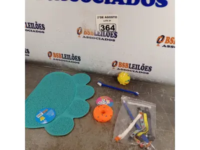 LOTE 364 - 01 LOTE COM 05 COLEIRAS AJUSTÁVEIS, BRINQUEDOS PARA GATOS E 01 TAPETE. (NOVO) (NO ESTADO) ATENÇÃO! FAZER A VISITAÇÃO ANTES DE ARREMATAR, NÃO SABEMOS SE FUNCIONA. LEILÃO NÃO TEM GARANTIA E NEM DEVOLUÇÃO, SUJEITO A POSSÍVEIS AVARIAS VISÍVEIS/OCULTAS E/OU AUSÊNCIA DE COMPONENTES.