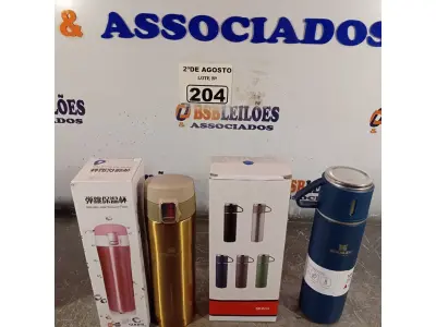 LOTE 204 - 02 GARRAFAS TÉRMICAS, SENDO 01 COM A TAMPA NO FORMATO DE XÍCARA. (NOVO) (NO ESTADO) ATENÇÃO! FAZER A VISITAÇÃO ANTES DE ARREMATAR, NÃO SABEMOS SE FUNCIONA. LEILÃO NÃO TEM GARANTIA E NEM DEVOLUÇÃO, SUJEITO A POSSÍVEIS AVARIAS VISÍVEIS/OCULTAS E/OU AUSÊNCIA DE COMPONENTES.