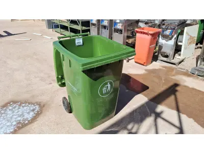 LOTE 255 - 01 LIXEIRA DE 360 LITROS. (NO ESTADO) ATENÇÃO! FAZER A VISITAÇÃO ANTES DE ARREMATAR, NÃO SABEMOS SE FUNCIONA. LEILÃO NÃO TEM GARANTIA E NEM DEVOLUÇÃO, SUJEITO A POSSÍVEIS AVARIAS VISÍVEIS/OCULTAS E/OU AUSÊNCIA DE COMPONENTES.