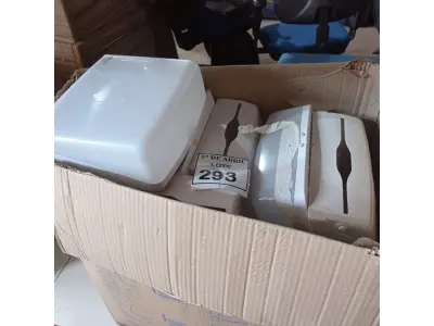 LOTE 293 - 01 CAIXA COM DISPENSES DE PAPEL. (NO ESTADO) ATENÇÃO! FAZER A VISITAÇÃO ANTES DE ARREMATAR, NÃO SABEMOS SE FUNCIONA. LEILÃO NÃO TEM GARANTIA E NEM DEVOLUÇÃO, SUJEITO A POSSÍVEIS AVARIAS VISÍVEIS/OCULTAS E/OU AUSÊNCIA DE COMPONENTES.