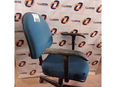 LOTE 588 -  01 CADEIRA DE ESCRITÓRIO COM BASE GIRATÓRIA NA COR VERDE. (NO ESTADO) ATENÇÃO! FAZER A VISITAÇÃO ANTES DE ARREMATAR, NÃO SABEMOS SE FUNCIONA. LEILÃO NÃO TEM GARANTIA E NEM DEVOLUÇÃO, SUJEITO A POSSÍVEIS AVARIAS VISÍVEIS/OCULTAS E/OU AUSÊNCIA DE COMPONENTES.
