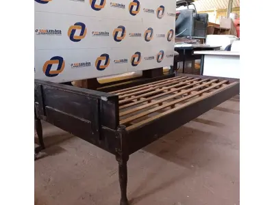 LOTE 670 - 01 CAMA DE SOLTEIRO EM IMBUIA DO POLO MADEIREIRO DO RIO GRANDE DO SUL.  (NO ESTADO) ATENÇÃO! FAZER A VISITAÇÃO ANTES DE ARREMATAR, NÃO SABEMOS SE FUNCIONA. LEILÃO NÃO TEM GARANTIA E NEM DEVOLUÇÃO, SUJEITO A POSSÍVEIS AVARIAS VISÍVEIS/OCULTAS E/OU AUSÊNCIA DE COMPONENTES.