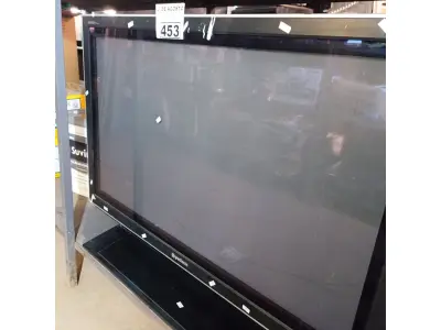 LOTE 453 - 01 TV GRADIENTE 42” POL PARA RETIRADA DE PEÇAS. (NO ESTADO) ATENÇÃO! FAZER A VISITAÇÃO ANTES DE ARREMATAR, NÃO SABEMOS SE FUNCIONA. LEILÃO NÃO TEM GARANTIA E NEM DEVOLUÇÃO, SUJEITO A POSSÍVEIS AVARIAS VISÍVEIS/OCULTAS E/OU AUSÊNCIA DE COMPONENTES).