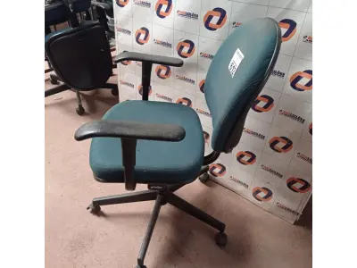 LOTE 612 - 01 CADEIRA DE ESCRITÓRIO COM BASE GIRATÓRIA NA COR VERDE. (NO ESTADO) ATENÇÃO! FAZER A VISITAÇÃO ANTES DE ARREMATAR, NÃO SABEMOS SE FUNCIONA. LEILÃO NÃO TEM GARANTIA E NEM DEVOLUÇÃO, SUJEITO A POSSÍVEIS AVARIAS VISÍVEIS/OCULTAS E/OU AUSÊNCIA DE COMPONENTES.