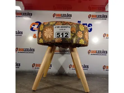 LOTE 512 - 01 PUFF/BANQUETA IMPERMEABILIZADO. (NO ESTADO) ATENÇÃO! FAZER A VISITAÇÃO ANTES DE ARREMATAR, NÃO SABEMOS SE FUNCIONA. LEILÃO NÃO TEM GARANTIA E NEM DEVOLUÇÃO, SUJEITO A POSSÍVEIS AVARIAS VISÍVEIS/OCULTAS E/OU AUSÊNCIA DE COMPONENTES).