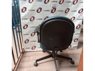 LOTE 623 - 01 CADEIRA DE ESCRITÓRIO COM BASE GIRATÓRIA NA COR VERDE. (NO ESTADO) ATENÇÃO! FAZER A VISITAÇÃO ANTES DE ARREMATAR, NÃO SABEMOS SE FUNCIONA. LEILÃO NÃO TEM GARANTIA E NEM DEVOLUÇÃO, SUJEITO A POSSÍVEIS AVARIAS VISÍVEIS/OCULTAS E/OU AUSÊNCIA DE COMPONENTES.