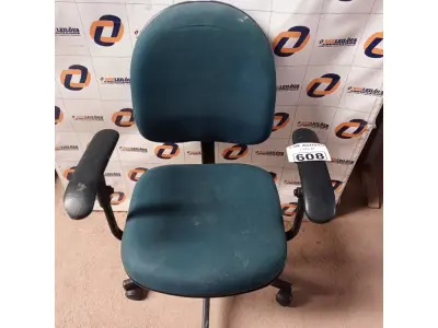 LOTE 608 -  01 CADEIRA DE ESCRITÓRIO COM BASE GIRATÓRIA NA COR VERDE. (NO ESTADO) ATENÇÃO! FAZER A VISITAÇÃO ANTES DE ARREMATAR, NÃO SABEMOS SE FUNCIONA. LEILÃO NÃO TEM GARANTIA E NEM DEVOLUÇÃO, SUJEITO A POSSÍVEIS AVARIAS VISÍVEIS/OCULTAS E/OU AUSÊNCIA DE COMPONENTES.