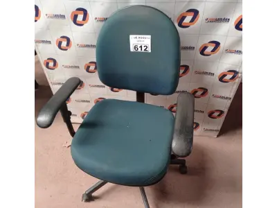 LOTE 612 - 01 CADEIRA DE ESCRITÓRIO COM BASE GIRATÓRIA NA COR VERDE. (NO ESTADO) ATENÇÃO! FAZER A VISITAÇÃO ANTES DE ARREMATAR, NÃO SABEMOS SE FUNCIONA. LEILÃO NÃO TEM GARANTIA E NEM DEVOLUÇÃO, SUJEITO A POSSÍVEIS AVARIAS VISÍVEIS/OCULTAS E/OU AUSÊNCIA DE COMPONENTES.
