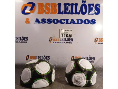 LOTE 110 - 02 BOLAS DE FUTEBOL. (NO ESTADO) ATENÇÃO! FAZER A VISITAÇÃO ANTES DE ARREMATAR, NÃO SABEMOS SE FUNCIONA. LEILÃO NÃO TEM GARANTIA E NEM DEVOLUÇÃO, SUJEITO A POSSÍVEIS AVARIAS VISÍVEIS/OCULTAS E/OU AUSÊNCIA DE COMPONENTES.