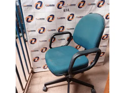 LOTE 614 - 01 CADEIRA DE ESCRITÓRIO COM BASE GIRATÓRIA NA COR VERDE. (NO ESTADO) ATENÇÃO! FAZER A VISITAÇÃO ANTES DE ARREMATAR, NÃO SABEMOS SE FUNCIONA. LEILÃO NÃO TEM GARANTIA E NEM DEVOLUÇÃO, SUJEITO A POSSÍVEIS AVARIAS VISÍVEIS/OCULTAS E/OU AUSÊNCIA DE COMPONENTES.