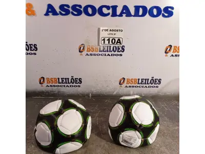 LOTE 110 - 02 BOLAS DE FUTEBOL. (NO ESTADO) ATENÇÃO! FAZER A VISITAÇÃO ANTES DE ARREMATAR, NÃO SABEMOS SE FUNCIONA. LEILÃO NÃO TEM GARANTIA E NEM DEVOLUÇÃO, SUJEITO A POSSÍVEIS AVARIAS VISÍVEIS/OCULTAS E/OU AUSÊNCIA DE COMPONENTES.