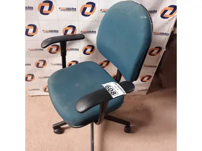 LOTE 608 -  01 CADEIRA DE ESCRITÓRIO COM BASE GIRATÓRIA NA COR VERDE. (NO ESTADO) ATENÇÃO! FAZER A VISITAÇÃO ANTES DE ARREMATAR, NÃO SABEMOS SE FUNCIONA. LEILÃO NÃO TEM GARANTIA E NEM DEVOLUÇÃO, SUJEITO A POSSÍVEIS AVARIAS VISÍVEIS/OCULTAS E/OU AUSÊNCIA DE COMPONENTES.