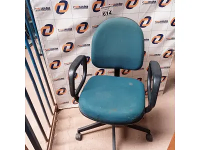 LOTE 614 - 01 CADEIRA DE ESCRITÓRIO COM BASE GIRATÓRIA NA COR VERDE. (NO ESTADO) ATENÇÃO! FAZER A VISITAÇÃO ANTES DE ARREMATAR, NÃO SABEMOS SE FUNCIONA. LEILÃO NÃO TEM GARANTIA E NEM DEVOLUÇÃO, SUJEITO A POSSÍVEIS AVARIAS VISÍVEIS/OCULTAS E/OU AUSÊNCIA DE COMPONENTES.