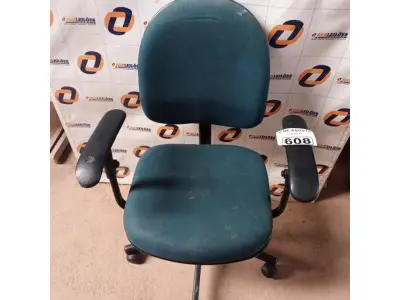 LOTE 608 -  01 CADEIRA DE ESCRITÓRIO COM BASE GIRATÓRIA NA COR VERDE. (NO ESTADO) ATENÇÃO! FAZER A VISITAÇÃO ANTES DE ARREMATAR, NÃO SABEMOS SE FUNCIONA. LEILÃO NÃO TEM GARANTIA E NEM DEVOLUÇÃO, SUJEITO A POSSÍVEIS AVARIAS VISÍVEIS/OCULTAS E/OU AUSÊNCIA DE COMPONENTES.