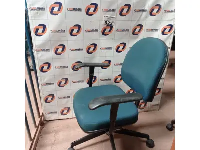 LOTE 623 - 01 CADEIRA DE ESCRITÓRIO COM BASE GIRATÓRIA NA COR VERDE. (NO ESTADO) ATENÇÃO! FAZER A VISITAÇÃO ANTES DE ARREMATAR, NÃO SABEMOS SE FUNCIONA. LEILÃO NÃO TEM GARANTIA E NEM DEVOLUÇÃO, SUJEITO A POSSÍVEIS AVARIAS VISÍVEIS/OCULTAS E/OU AUSÊNCIA DE COMPONENTES.