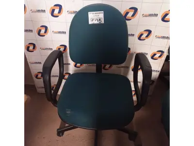 LOTE 605 -  01 CADEIRA DE ESCRITÓRIO COM BASE GIRATÓRIA NA COR VERDE. (NO ESTADO) ATENÇÃO! FAZER A VISITAÇÃO ANTES DE ARREMATAR, NÃO SABEMOS SE FUNCIONA. LEILÃO NÃO TEM GARANTIA E NEM DEVOLUÇÃO, SUJEITO A POSSÍVEIS AVARIAS VISÍVEIS/OCULTAS E/OU AUSÊNCIA DE COMPONENTES.