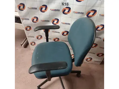LOTE 610 -  01 CADEIRA DE ESCRITÓRIO COM BASE GIRATÓRIA NA COR VERDE. (NO ESTADO) ATENÇÃO! FAZER A VISITAÇÃO ANTES DE ARREMATAR, NÃO SABEMOS SE FUNCIONA. LEILÃO NÃO TEM GARANTIA E NEM DEVOLUÇÃO, SUJEITO A POSSÍVEIS AVARIAS VISÍVEIS/OCULTAS E/OU AUSÊNCIA DE COMPONENTES.
