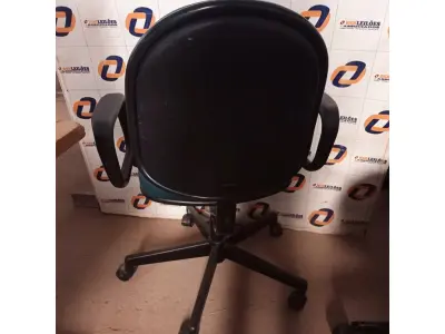 LOTE 605 -  01 CADEIRA DE ESCRITÓRIO COM BASE GIRATÓRIA NA COR VERDE. (NO ESTADO) ATENÇÃO! FAZER A VISITAÇÃO ANTES DE ARREMATAR, NÃO SABEMOS SE FUNCIONA. LEILÃO NÃO TEM GARANTIA E NEM DEVOLUÇÃO, SUJEITO A POSSÍVEIS AVARIAS VISÍVEIS/OCULTAS E/OU AUSÊNCIA DE COMPONENTES.