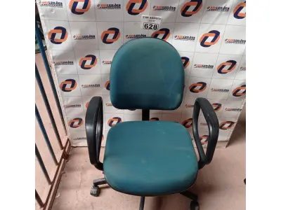 LOTE 628 - 01 CADEIRA DE ESCRITÓRIO COM BASE GIRATÓRIA NA COR VERDE. (NO ESTADO) ATENÇÃO! FAZER A VISITAÇÃO ANTES DE ARREMATAR, NÃO SABEMOS SE FUNCIONA. LEILÃO NÃO TEM GARANTIA E NEM DEVOLUÇÃO, SUJEITO A POSSÍVEIS AVARIAS VISÍVEIS/OCULTAS E/OU AUSÊNCIA DE COMPONENTES.