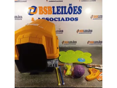 LOTE 418 - 01 CASINHA PARA PET, 01 TAPETE E 01 KIT CONTENDO COLEIRA ESCOVA E BRINQUEDOS. (NOVO) (NO ESTADO) ATENÇÃO! FAZER A VISITAÇÃO ANTES DE ARREMATAR, NÃO SABEMOS SE FUNCIONA. LEILÃO NÃO TEM GARANTIA E NEM DEVOLUÇÃO, SUJEITO A POSSÍVEIS AVARIAS VISÍVEIS/OCULTAS E/OU AUSÊNCIA DE COMPONENTES.