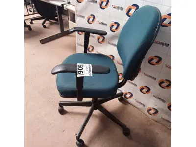 LOTE 606 -  01 CADEIRA DE ESCRITÓRIO COM BASE GIRATÓRIA NA COR VERDE. (NO ESTADO) ATENÇÃO! FAZER A VISITAÇÃO ANTES DE ARREMATAR, NÃO SABEMOS SE FUNCIONA. LEILÃO NÃO TEM GARANTIA E NEM DEVOLUÇÃO, SUJEITO A POSSÍVEIS AVARIAS VISÍVEIS/OCULTAS E/OU AUSÊNCIA DE COMPONENTES.