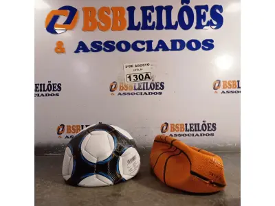 LOTE 130 - 01 BOLA DE BASQUETE E 01 BOLA DE FUTEBOL. (NO ESTADO) ATENÇÃO! FAZER A VISITAÇÃO ANTES DE ARREMATAR, NÃO SABEMOS SE FUNCIONA. LEILÃO NÃO TEM GARANTIA E NEM DEVOLUÇÃO, SUJEITO A POSSÍVEIS AVARIAS VISÍVEIS/OCULTAS E/OU AUSÊNCIA DE COMPONENTES.