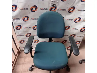 LOTE 623 - 01 CADEIRA DE ESCRITÓRIO COM BASE GIRATÓRIA NA COR VERDE. (NO ESTADO) ATENÇÃO! FAZER A VISITAÇÃO ANTES DE ARREMATAR, NÃO SABEMOS SE FUNCIONA. LEILÃO NÃO TEM GARANTIA E NEM DEVOLUÇÃO, SUJEITO A POSSÍVEIS AVARIAS VISÍVEIS/OCULTAS E/OU AUSÊNCIA DE COMPONENTES.