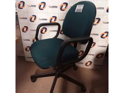 LOTE 605 -  01 CADEIRA DE ESCRITÓRIO COM BASE GIRATÓRIA NA COR VERDE. (NO ESTADO) ATENÇÃO! FAZER A VISITAÇÃO ANTES DE ARREMATAR, NÃO SABEMOS SE FUNCIONA. LEILÃO NÃO TEM GARANTIA E NEM DEVOLUÇÃO, SUJEITO A POSSÍVEIS AVARIAS VISÍVEIS/OCULTAS E/OU AUSÊNCIA DE COMPONENTES.