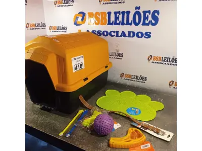 LOTE 418 - 01 CASINHA PARA PET, 01 TAPETE E 01 KIT CONTENDO COLEIRA ESCOVA E BRINQUEDOS. (NOVO) (NO ESTADO) ATENÇÃO! FAZER A VISITAÇÃO ANTES DE ARREMATAR, NÃO SABEMOS SE FUNCIONA. LEILÃO NÃO TEM GARANTIA E NEM DEVOLUÇÃO, SUJEITO A POSSÍVEIS AVARIAS VISÍVEIS/OCULTAS E/OU AUSÊNCIA DE COMPONENTES.