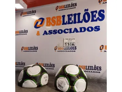 LOTE 110 - 02 BOLAS DE FUTEBOL. (NO ESTADO) ATENÇÃO! FAZER A VISITAÇÃO ANTES DE ARREMATAR, NÃO SABEMOS SE FUNCIONA. LEILÃO NÃO TEM GARANTIA E NEM DEVOLUÇÃO, SUJEITO A POSSÍVEIS AVARIAS VISÍVEIS/OCULTAS E/OU AUSÊNCIA DE COMPONENTES.