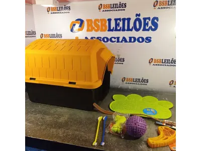 LOTE 418 - 01 CASINHA PARA PET, 01 TAPETE E 01 KIT CONTENDO COLEIRA ESCOVA E BRINQUEDOS. (NOVO) (NO ESTADO) ATENÇÃO! FAZER A VISITAÇÃO ANTES DE ARREMATAR, NÃO SABEMOS SE FUNCIONA. LEILÃO NÃO TEM GARANTIA E NEM DEVOLUÇÃO, SUJEITO A POSSÍVEIS AVARIAS VISÍVEIS/OCULTAS E/OU AUSÊNCIA DE COMPONENTES.