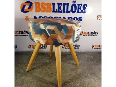 LOTE 479 - 01 PUFF/BANQUETA IMPERMEABILIZADO. (NO ESTADO) ATENÇÃO! FAZER A VISITAÇÃO ANTES DE ARREMATAR, NÃO SABEMOS SE FUNCIONA. LEILÃO NÃO TEM GARANTIA E NEM DEVOLUÇÃO, SUJEITO A POSSÍVEIS AVARIAS VISÍVEIS/OCULTAS E/OU AUSÊNCIA DE COMPONENTES).