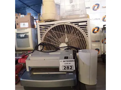 LOTE 282 - 02 VENTILADORES, 02 FRAGMENTADORAS DE PAPEL, 01 CAIXA DE SOM E UTENSÍLIOS DIVERSOS. (NO ESTADO) ATENÇÃO! FAZER A VISITAÇÃO ANTES DE ARREMATAR, NÃO SABEMOS SE FUNCIONA. LEILÃO NÃO TEM GARANTIA E NEM DEVOLUÇÃO, SUJEITO A POSSÍVEIS AVARIAS VISÍVEIS/OCULTAS E/OU AUSÊNCIA DE COMPONENTES.