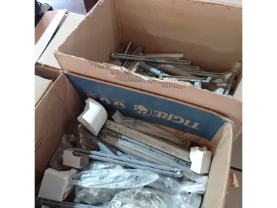 LOTE 463 - 01 LOTE COM VÁRIOS TRILHOS PARA GAVETA E PUXADORES MARCAS E MODELOS DIVERSOS. (NO ESTADO) ATENÇÃO! FAZER A VISITAÇÃO ANTES DE ARREMATAR, NÃO SABEMOS SE FUNCIONA. LEILÃO NÃO TEM GARANTIA E NEM DEVOLUÇÃO, SUJEITO A POSSÍVEIS AVARIAS VISÍVEIS/OCULTAS E/OU AUSÊNCIA DE COMPONENTES.