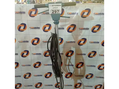LOTE 297 - 01 ENCERADEIRA INDUSTRIAL. (NO ESTADO) ATENÇÃO! FAZER A VISITAÇÃO ANTES DE ARREMATAR, NÃO SABEMOS SE FUNCIONA. LEILÃO NÃO TEM GARANTIA E NEM DEVOLUÇÃO, SUJEITO A POSSÍVEIS AVARIAS VISÍVEIS/OCULTAS E/OU AUSÊNCIA DE COMPONENTES.