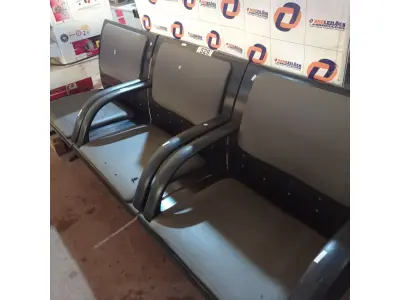LOTE 529 - 01 LONGARINA DE 03 LUGARES. (NO ESTADO) ATENÇÃO! FAZER A VISITAÇÃO ANTES DE ARREMATAR, NÃO SABEMOS SE FUNCIONA. LEILÃO NÃO TEM GARANTIA E NEM DEVOLUÇÃO, SUJEITO A POSSÍVEIS AVARIAS VISÍVEIS/OCULTAS E/OU AUSÊNCIA DE COMPONENTES.