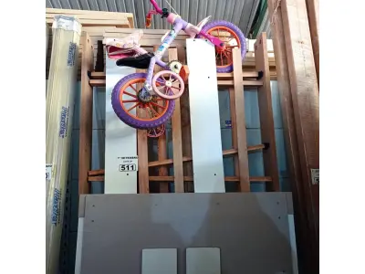 LOTE 511 - 01 CAMA DE SOLTEIRO E 01 BICICLETA INFANTIL COM AVARIAS. (NO ESTADO) ATENÇÃO! FAZER A VISITAÇÃO ANTES DE ARREMATAR, NÃO SABEMOS SE FUNCIONA. LEILÃO NÃO TEM GARANTIA E NEM DEVOLUÇÃO, SUJEITO A POSSÍVEIS AVARIAS VISÍVEIS/OCULTAS E/OU AUSÊNCIA DE COMPONENTES.