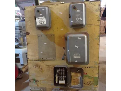 LOTE 624 - 01 QUADRO ELÉTRICO ANTIGO. (NO ESTADO) ATENÇÃO! FAZER A VISITAÇÃO ANTES DE ARREMATAR, NÃO SABEMOS SE FUNCIONA. LEILÃO NÃO TEM GARANTIA E NEM DEVOLUÇÃO, SUJEITO A POSSÍVEIS AVARIAS VISÍVEIS/OCULTAS E/OU AUSÊNCIA DE COMPONENTES.