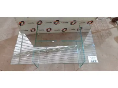 LOTE 622 - 01 MESA DE CENTRO EM VIDRO TEMPERADO. (NO ESTADO) ATENÇÃO! FAZER A VISITAÇÃO ANTES DE ARREMATAR, NÃO SABEMOS SE FUNCIONA. LEILÃO NÃO TEM GARANTIA E NEM DEVOLUÇÃO, SUJEITO A POSSÍVEIS AVARIAS VISÍVEIS/OCULTAS E/OU AUSÊNCIA DE COMPONENTES.
