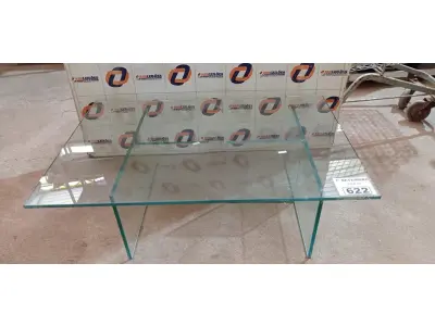 LOTE 622 - 01 MESA DE CENTRO EM VIDRO TEMPERADO. (NO ESTADO) ATENÇÃO! FAZER A VISITAÇÃO ANTES DE ARREMATAR, NÃO SABEMOS SE FUNCIONA. LEILÃO NÃO TEM GARANTIA E NEM DEVOLUÇÃO, SUJEITO A POSSÍVEIS AVARIAS VISÍVEIS/OCULTAS E/OU AUSÊNCIA DE COMPONENTES.