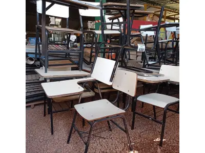 LOTE 630 - 12 CADEIRAS ESCOLAR. (NO ESTADO) ATENÇÃO! FAZER A VISITAÇÃO ANTES DE ARREMATAR, NÃO SABEMOS SE FUNCIONA. LEILÃO NÃO TEM GARANTIA E NEM DEVOLUÇÃO, SUJEITO A POSSÍVEIS AVARIAS VISÍVEIS/OCULTAS E/OU AUSÊNCIA DE COMPONENTES.