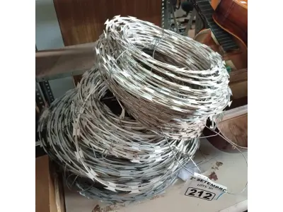 LOTE 212 - 01 LOTE COM APROXIMADAMENTE 43M DE CONCERTINA. (NO ESTADO) ATENÇÃO! FAZER A VISITAÇÃO ANTES DE ARREMATAR, NÃO SABEMOS SE FUNCIONA. LEILÃO NÃO TEM GARANTIA E NEM DEVOLUÇÃO, SUJEITO A POSSÍVEIS AVARIAS VISÍVEIS/OCULTAS E/OU AUSÊNCIA DE COMPONENTES.